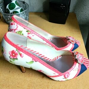 Beverly Feldman pumps beige red